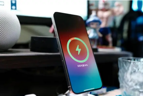 皇桐镇苹果15换屏服务分享用什么充电器给iPhone15充电更好 